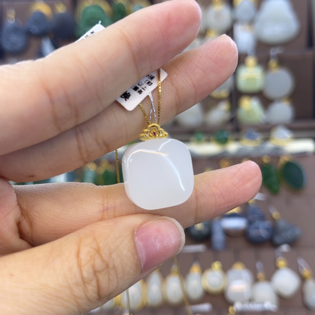 和田玉18K金镶嵌吊坠