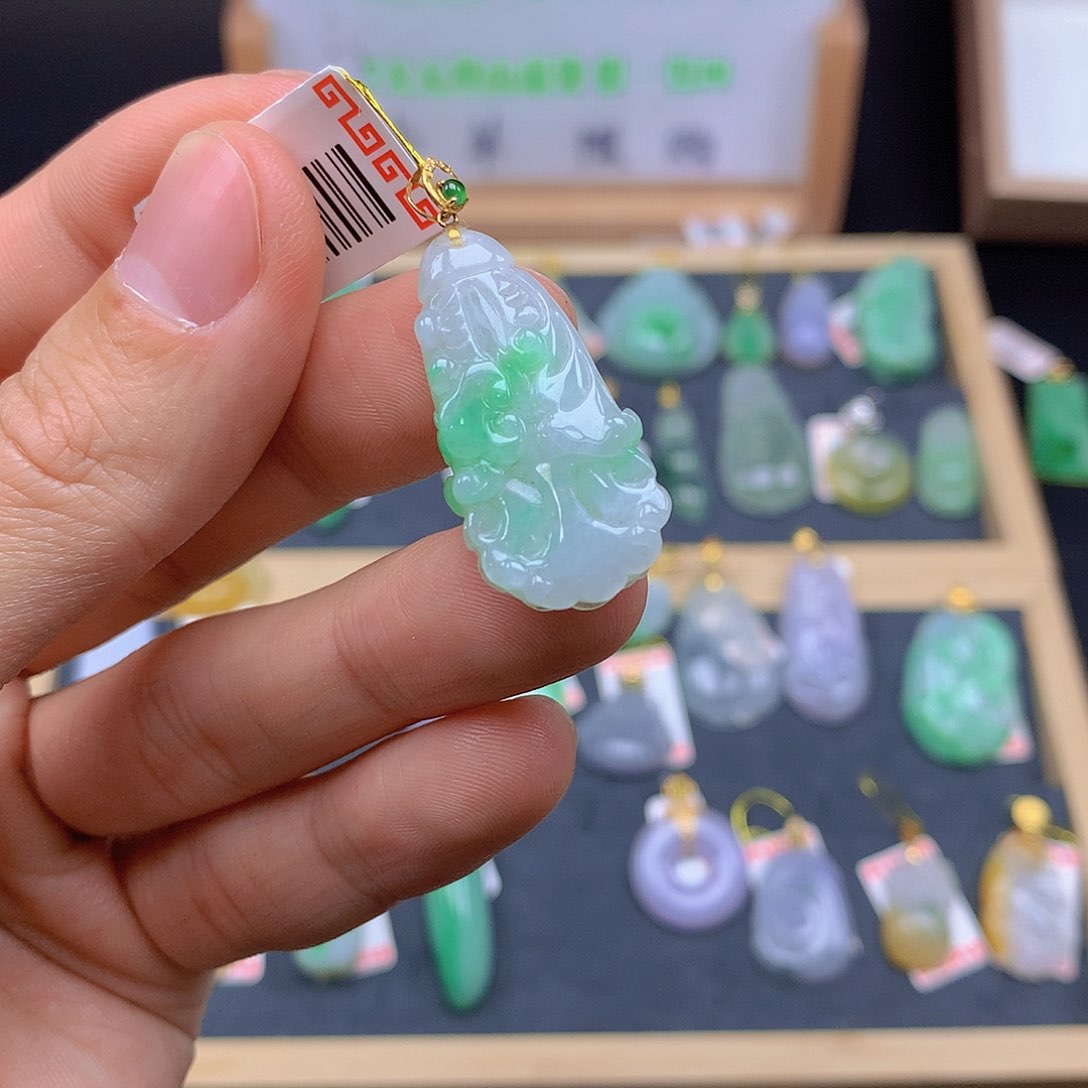 翡翠颈饰18K金镶嵌翡翠