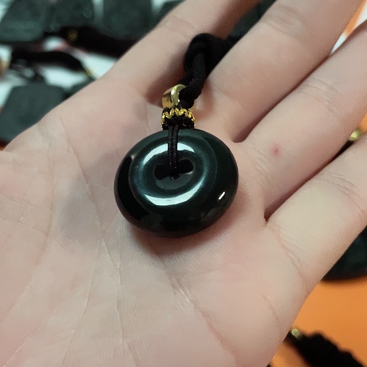 翡翠挂件未镶嵌?**?翡翠吊坠