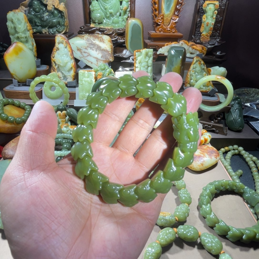 透闪石质玉龙骨串未镶嵌金**海