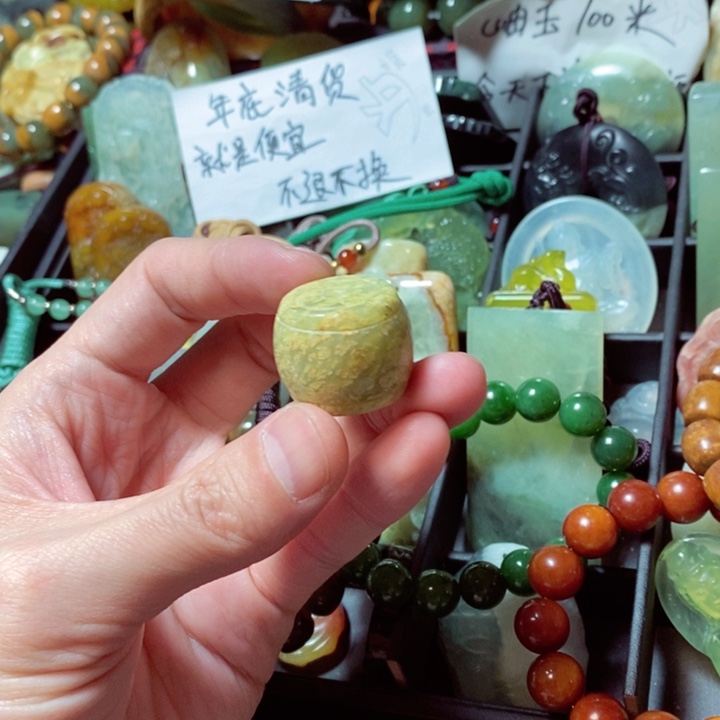 蛇纹石玉颈饰未镶嵌