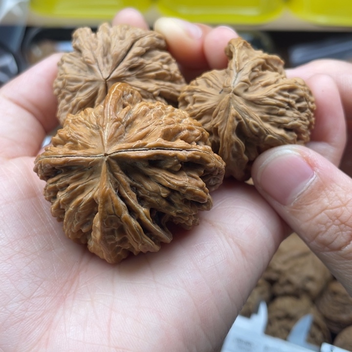 文玩核桃吊坠虎头