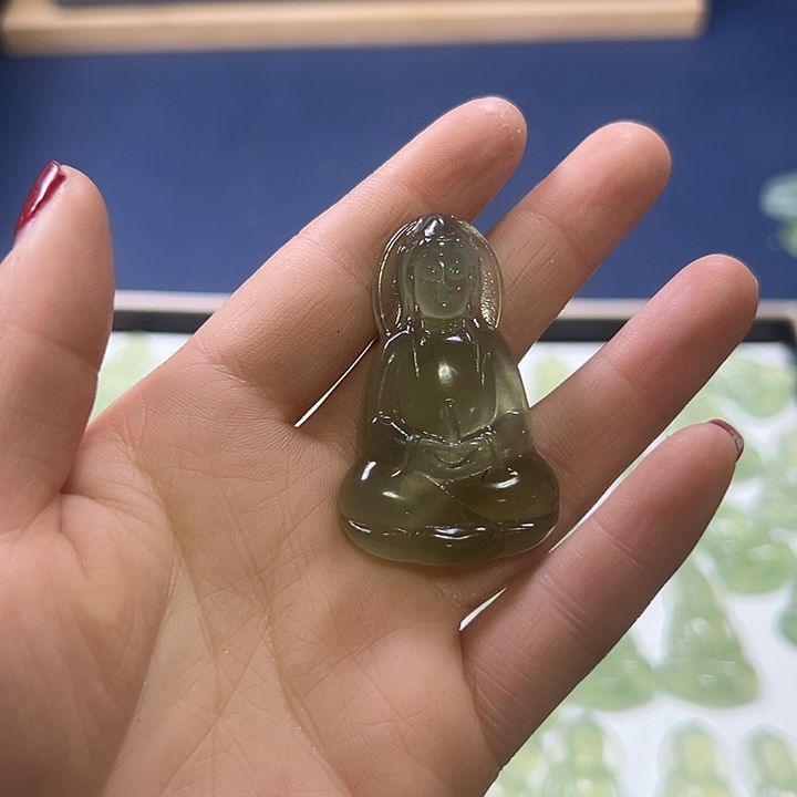 蛇纹石玉颈饰未镶嵌笑**穹