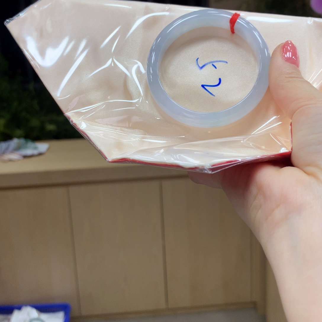 翡翠手镯未镶嵌不退不换