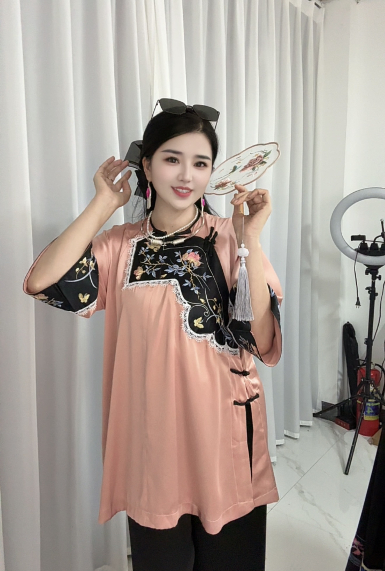 藕粉色，贵气，大花苗族上衣