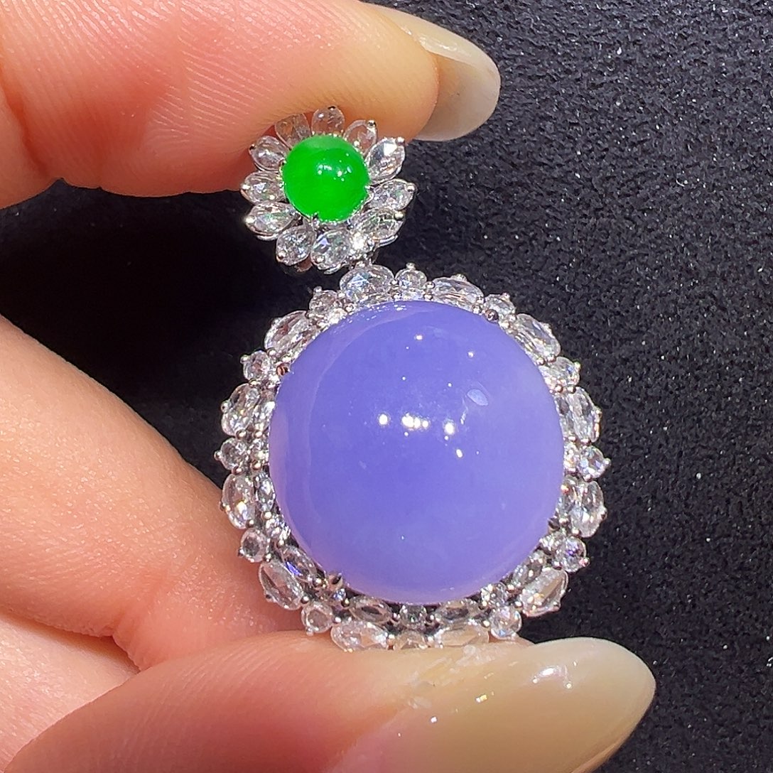 翡翠18K金镶嵌颈饰蛋面