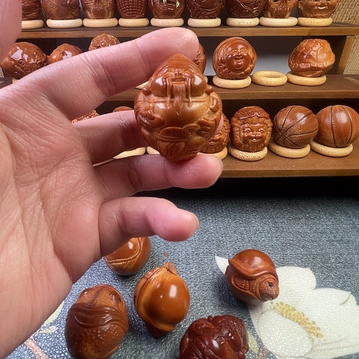 宫***林橄榄核吊坠手把件一个