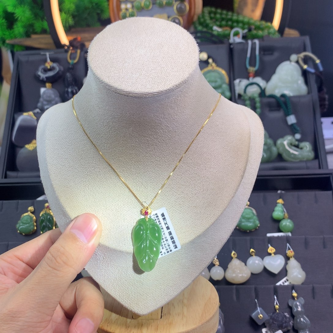 和田玉吊坠18K金镶嵌