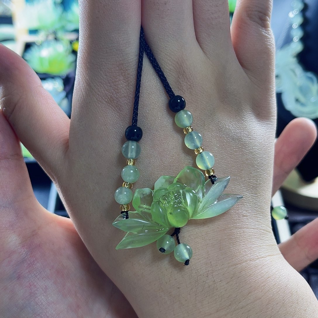 蛇纹石玉颈饰合金