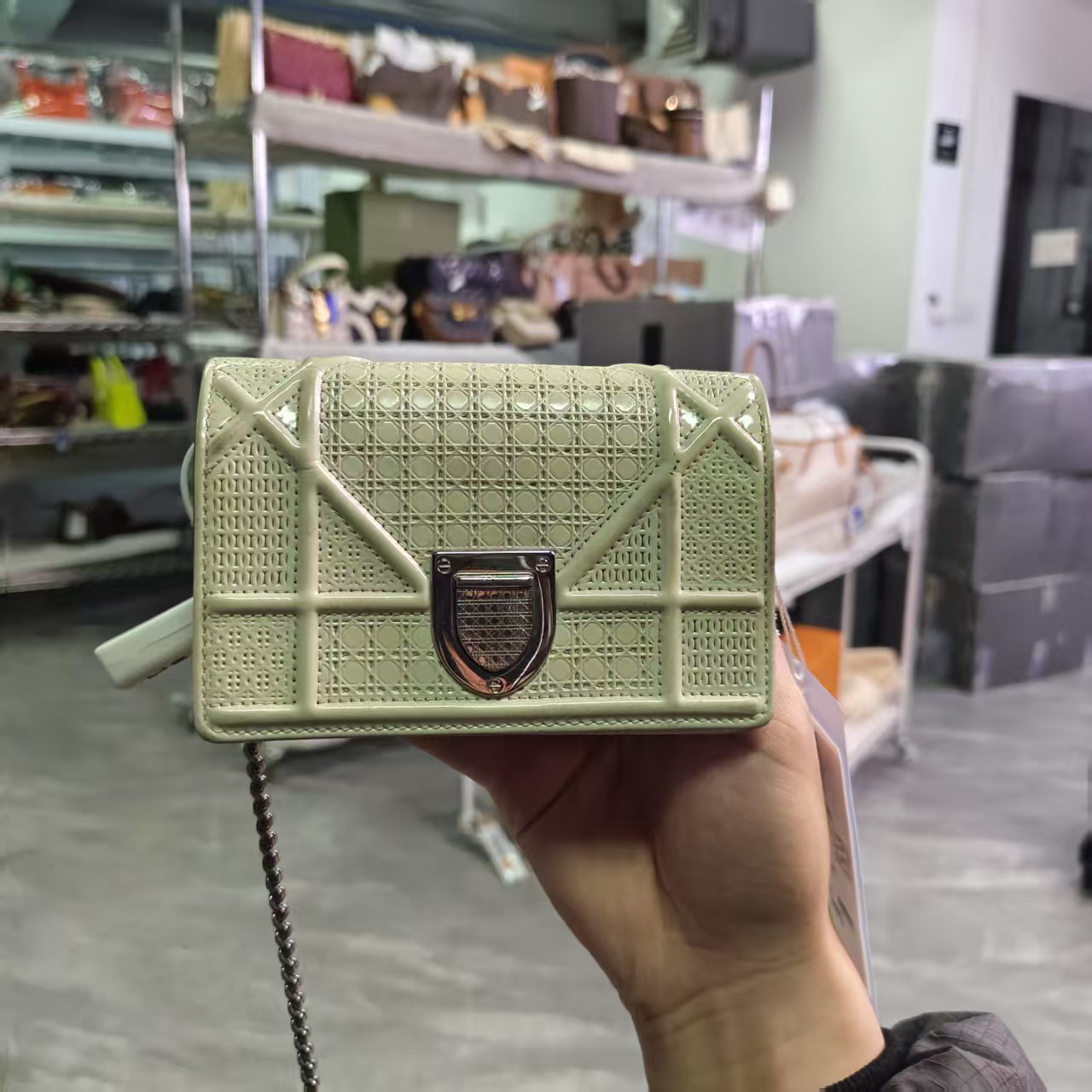 95新 DIOR/迪奥 白色漆皮迷你盾牌链条包