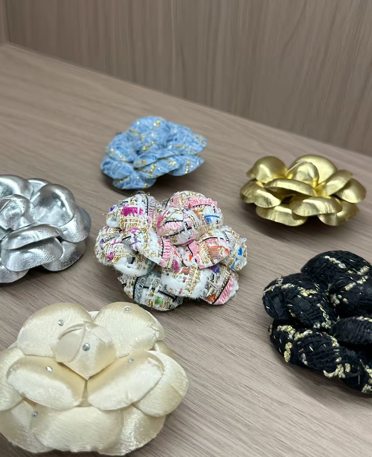 合金布艺胸针 X9100 山茶花起色鸭嘴夹胸针款
