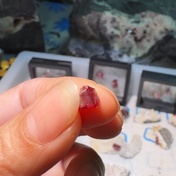 乐****天然辰砂天然朱砂原矿石单晶0.8克