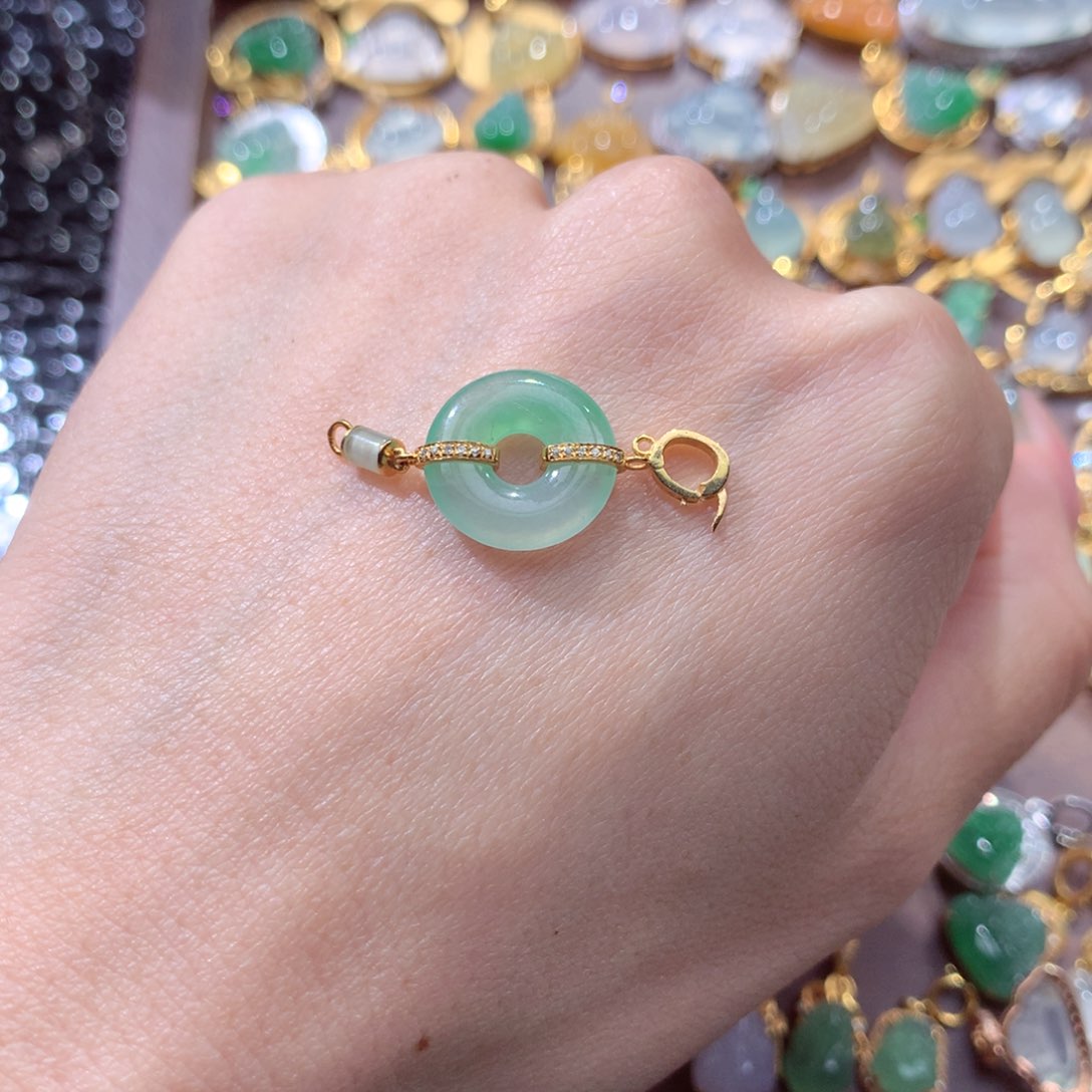 翡翠挂件18K金镶嵌V****a翡翠