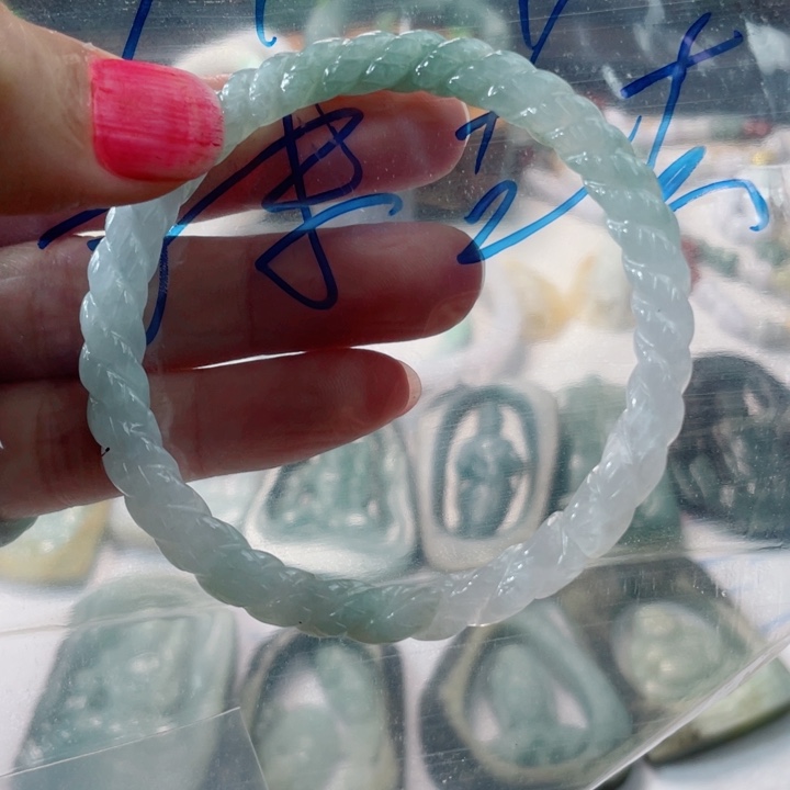 翡翠未镶嵌颈饰来**去成品