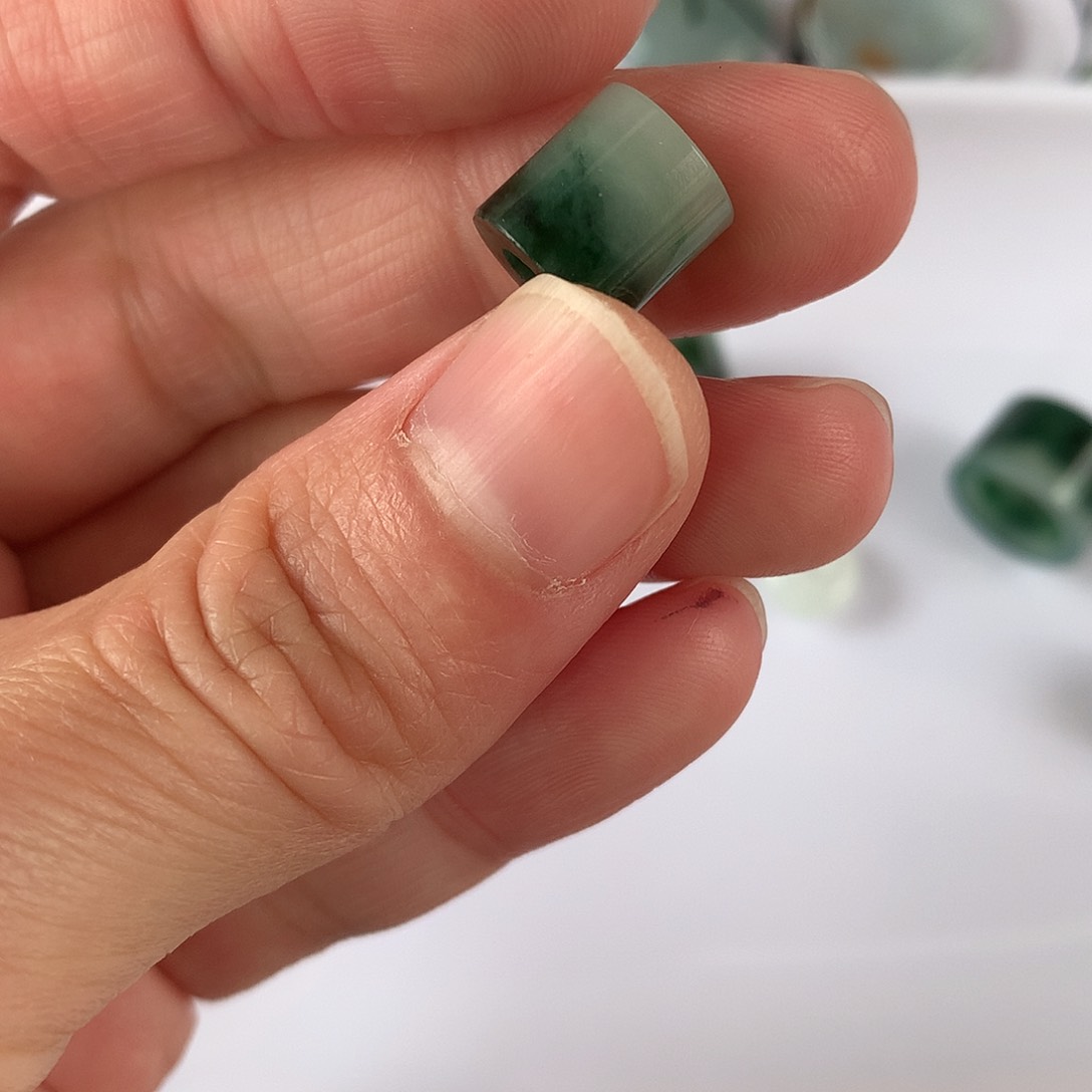 翡翠颈饰未镶嵌精**粮路路通