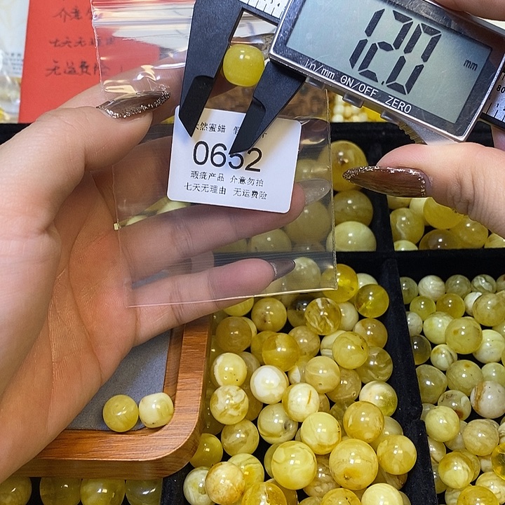 池***鲤琥珀未镶嵌裸石652