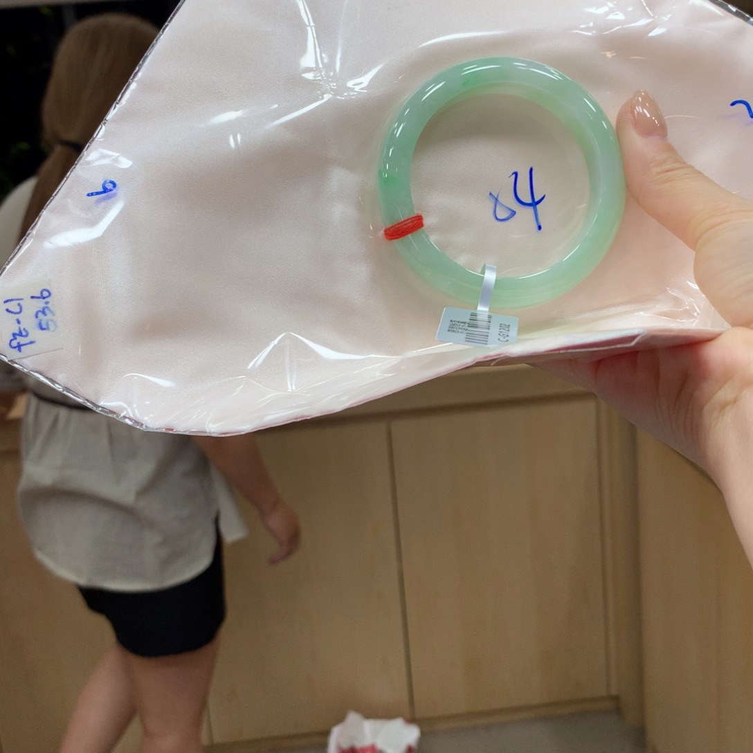 翡翠手镯未镶嵌不退不换