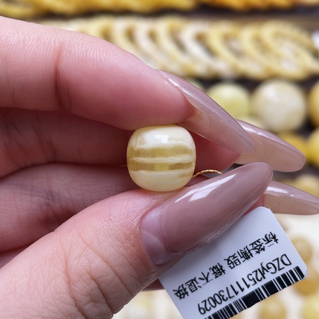 星***沂琥珀未镶嵌裸石12.3*11.4mm老型瑕