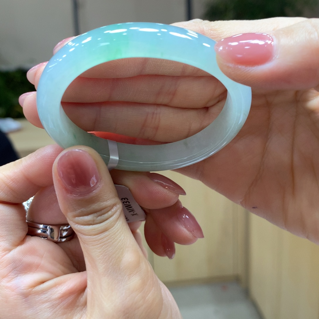 翡翠手镯未镶嵌不退不换