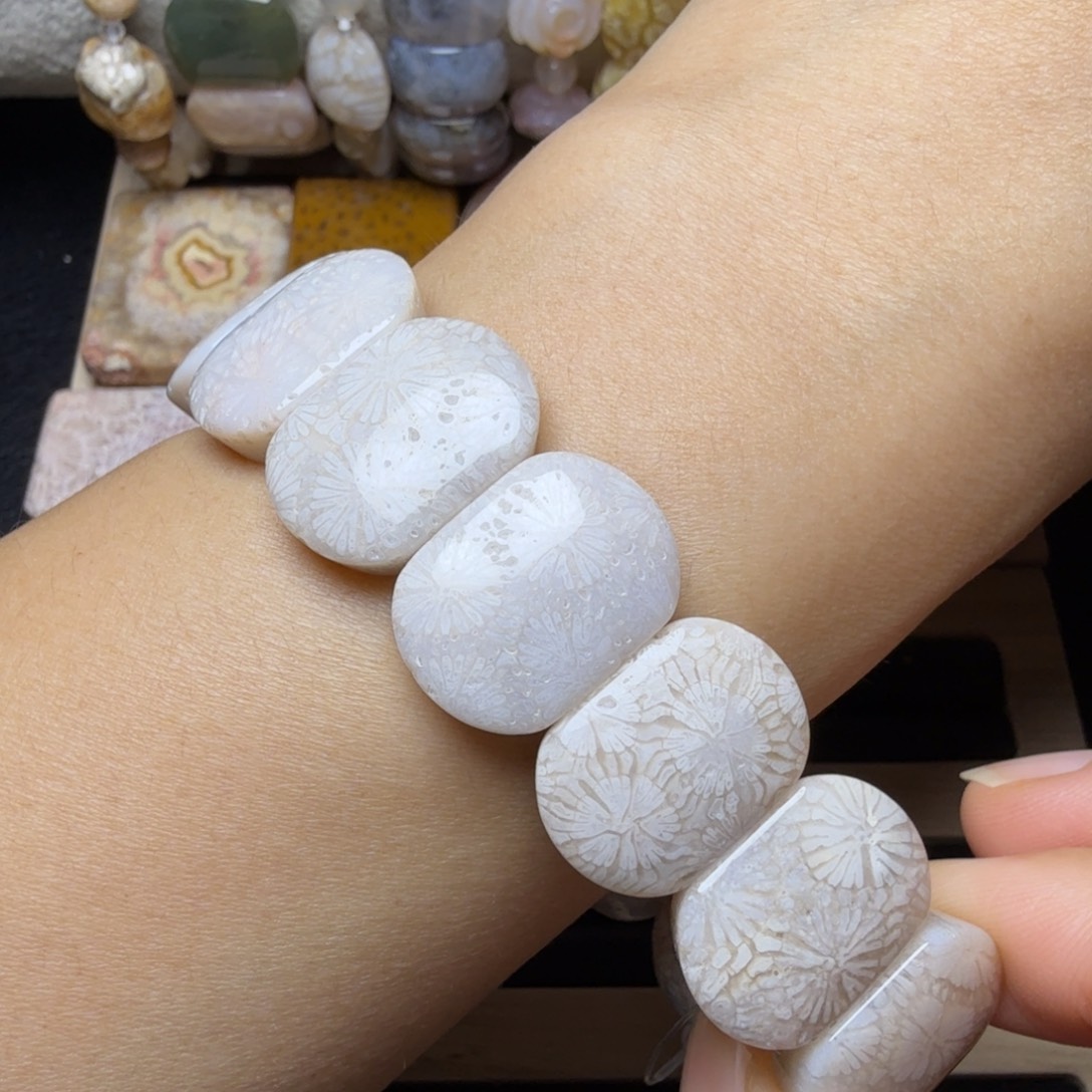 硅化玉未镶嵌完好的骨骼大花