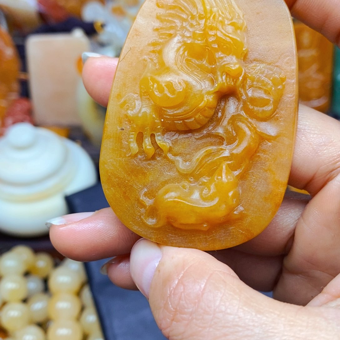 石英质玉（黄龙玉）颈饰未镶嵌