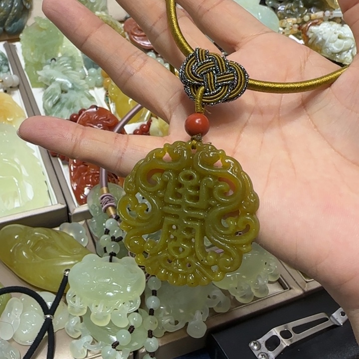 蛇纹石玉吊坠未镶嵌