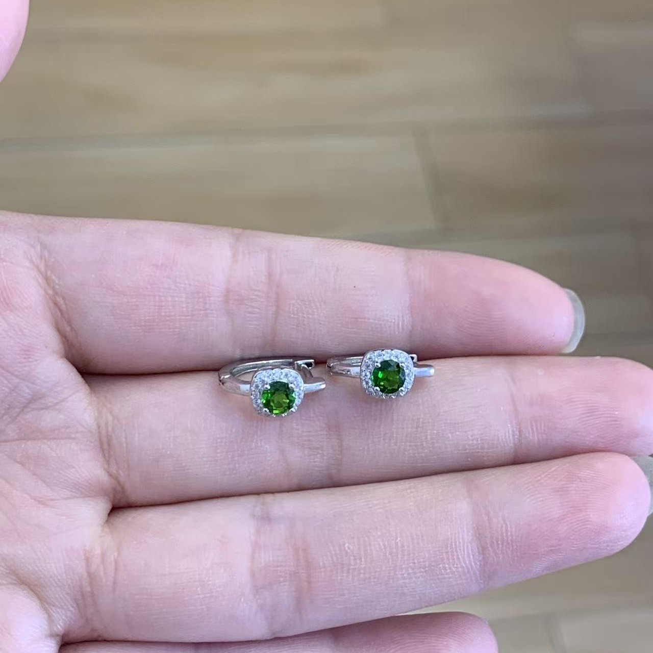 S925银镶嵌透辉石耳扣，时尚简约百搭