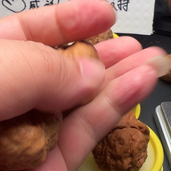 文玩核桃吊坠王*卫那时候是在家里做