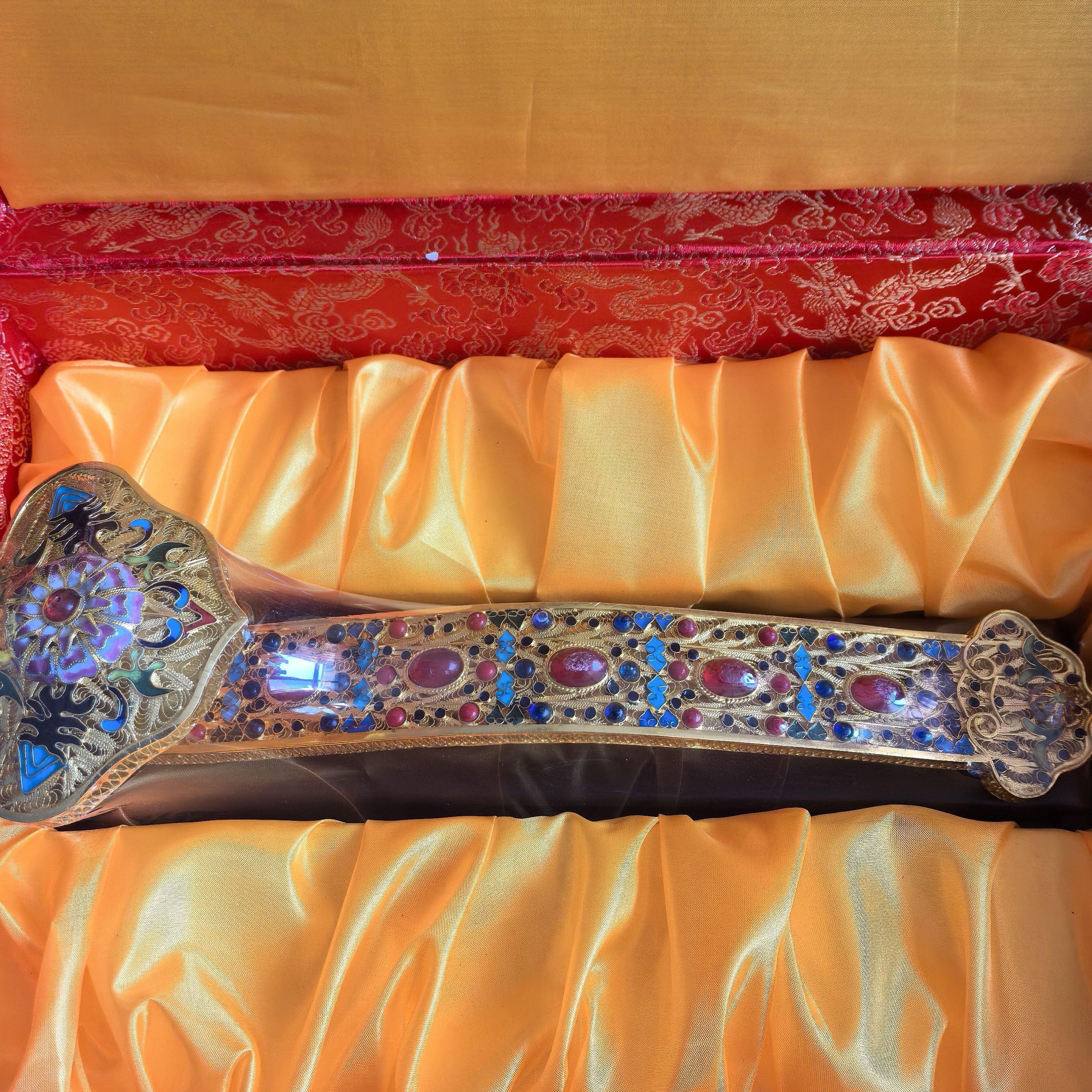 景泰蓝纯手工掐丝花丝镶嵌工艺。花丝镶嵌宝石鎏金如意。办公室摆件