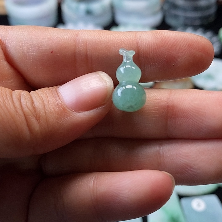 翡翠挂件未镶嵌翡翠的