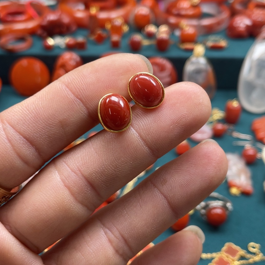 南红玛瑙牛血红南红耳钉银S925镀金镶嵌6**?