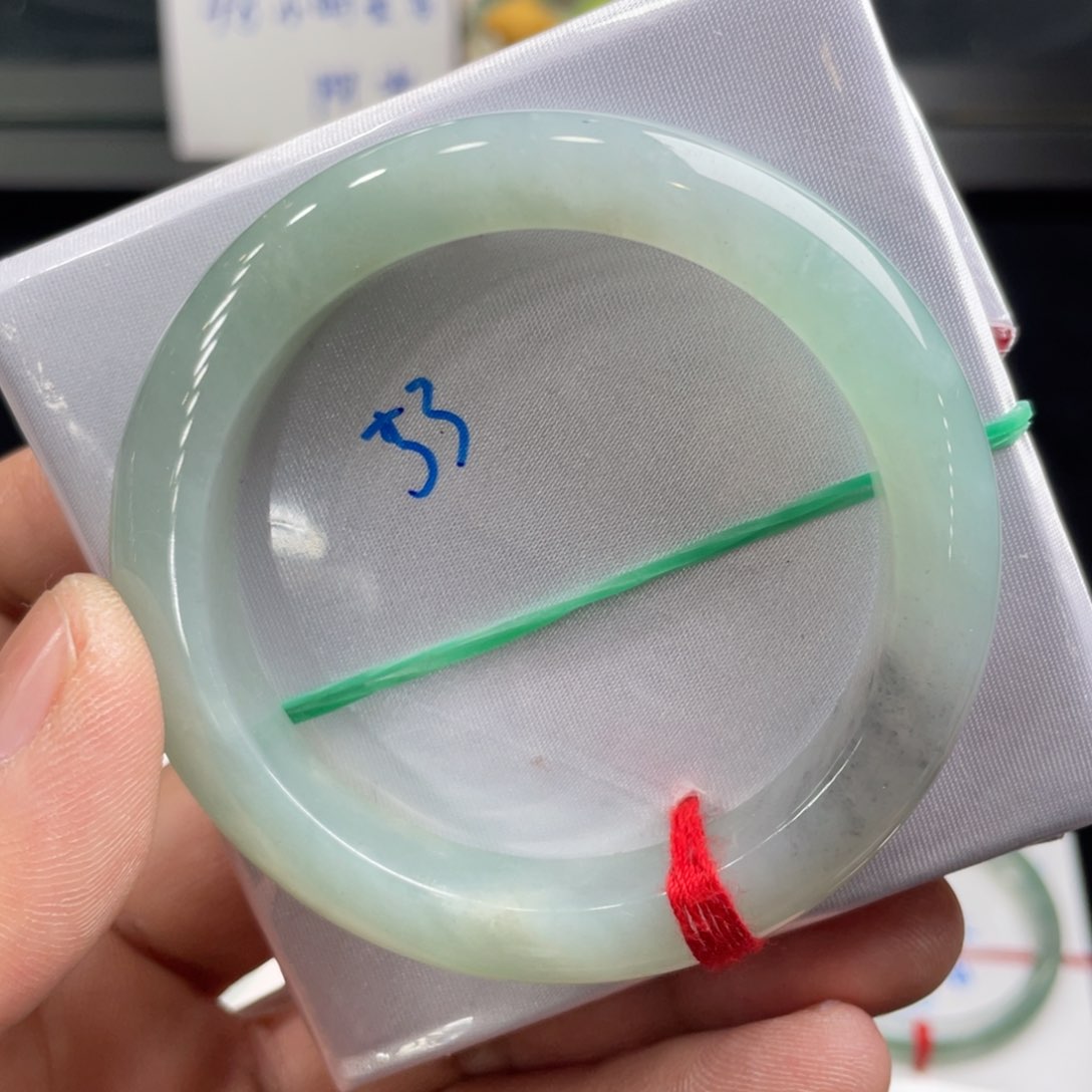 翡翠手镯未镶嵌翡翠手镯