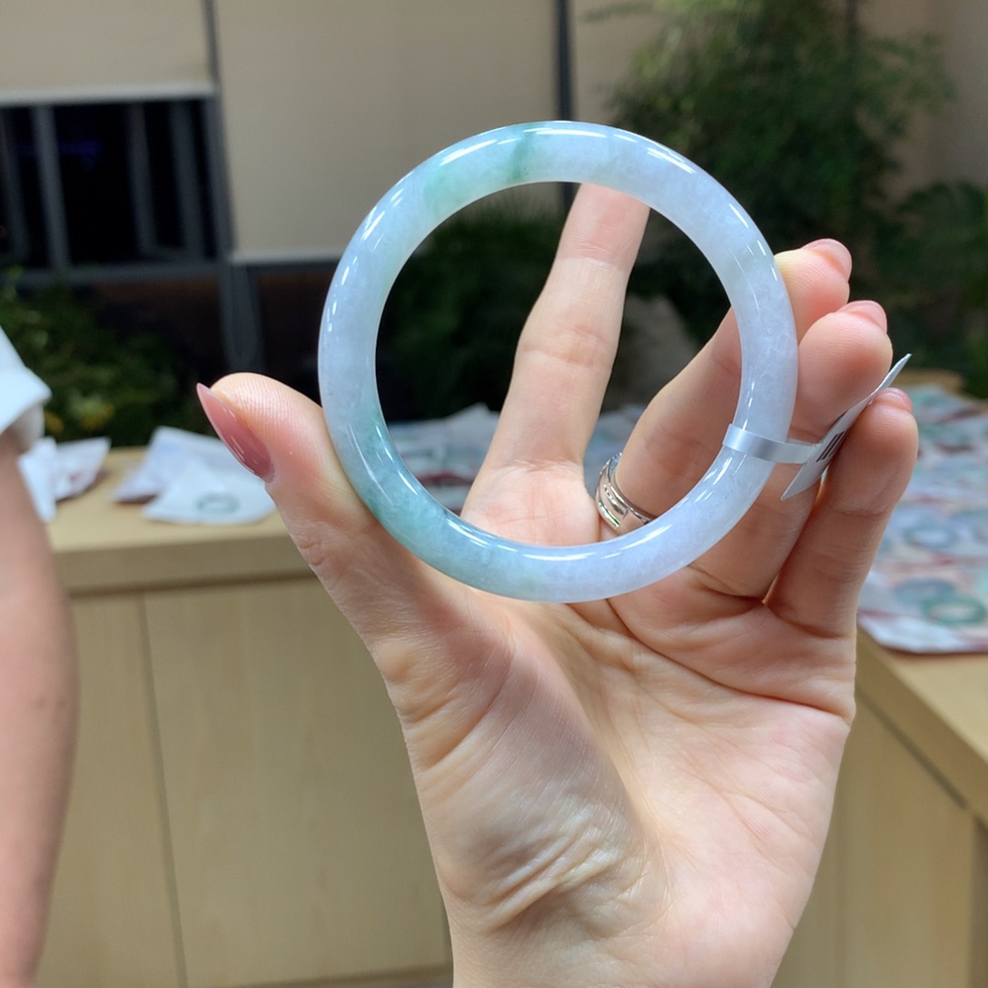 翡翠手镯未镶嵌不退不换