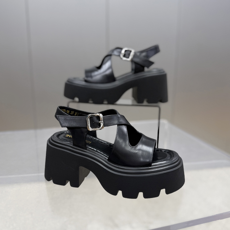 【左右华菲】8cm显高露趾真皮厚底凉鞋2025夏季黑色复古一字带坡跟