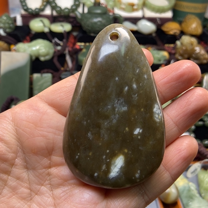 未镶嵌岫岩老玉（透闪石质玉）把件