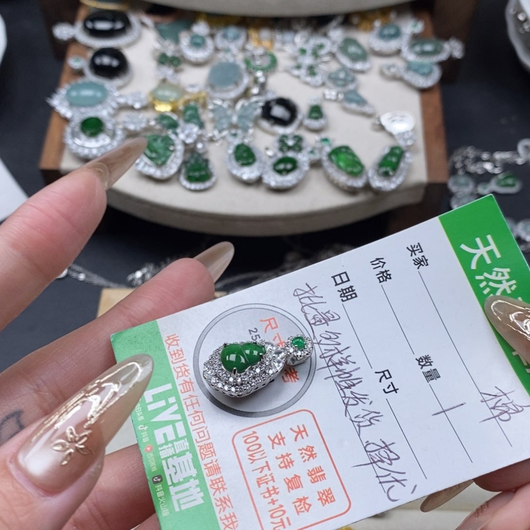 翡翠颈饰未镶嵌翡翠