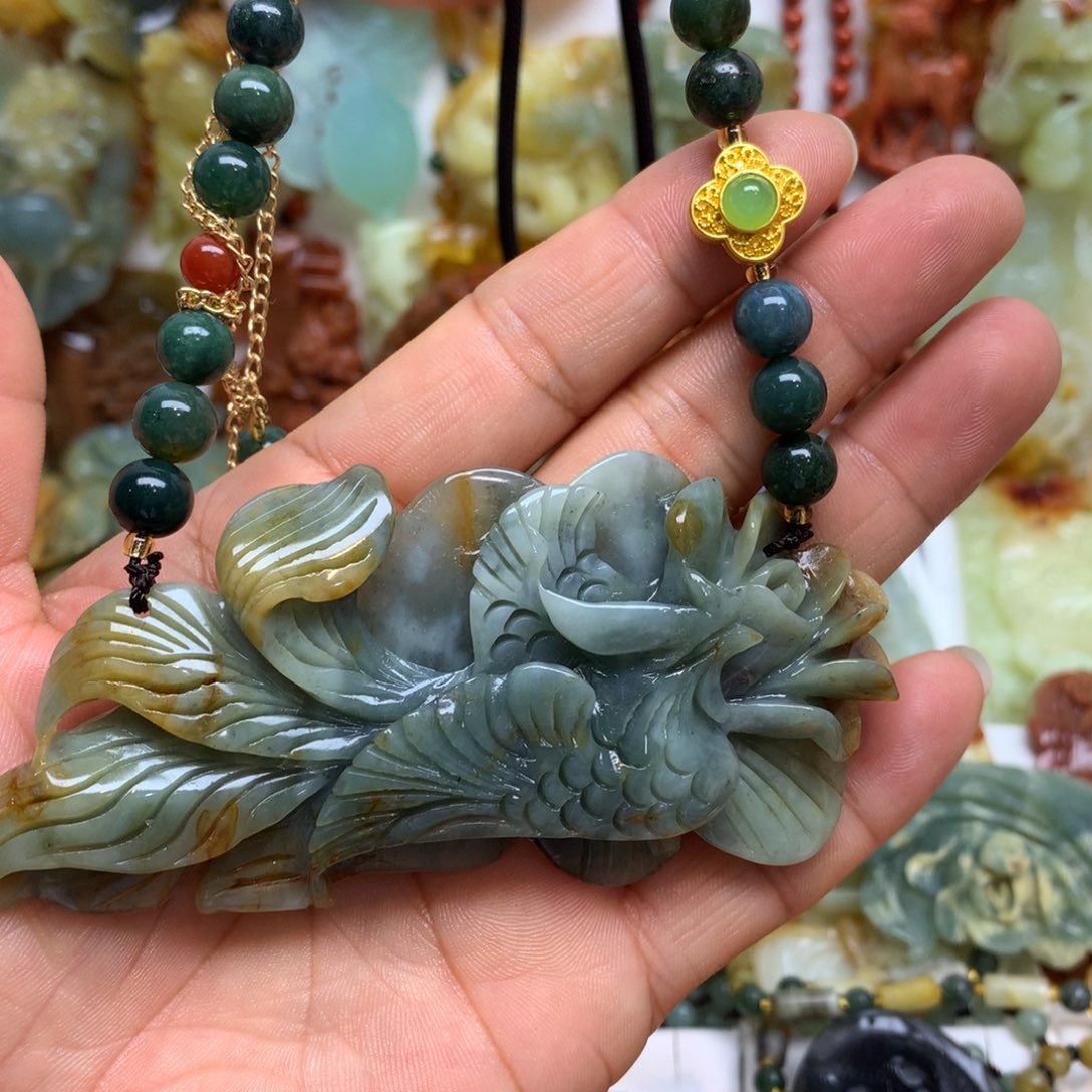 蛇纹石玉颈饰未镶嵌