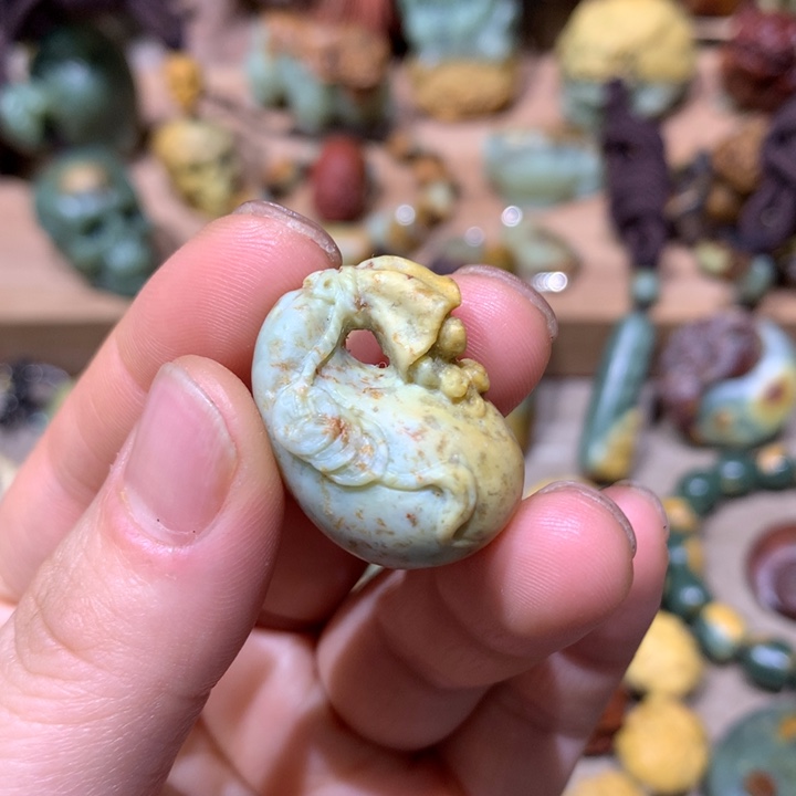 未镶嵌岫岩河磨玉（透闪石质玉）把件