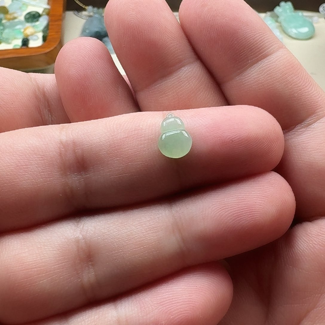 翡翠挂件未镶嵌时**?