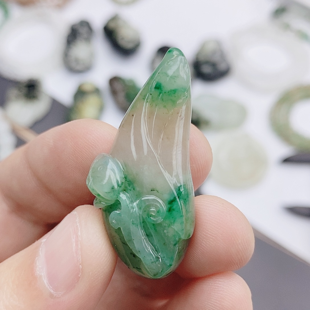 蝈***过独山玉未镶嵌颈饰