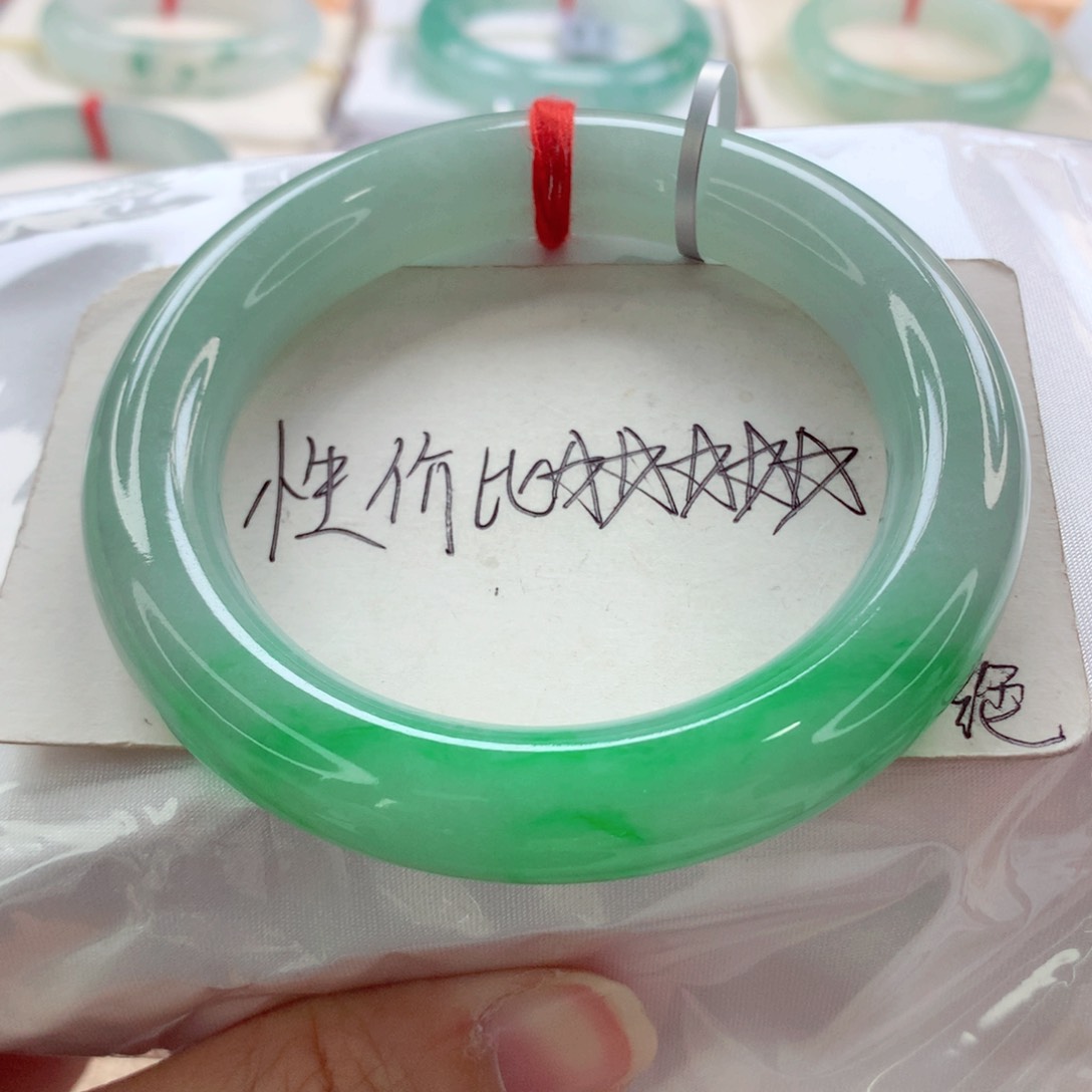 翡翠手镯（圆镯）未镶嵌半山阳绿完美A