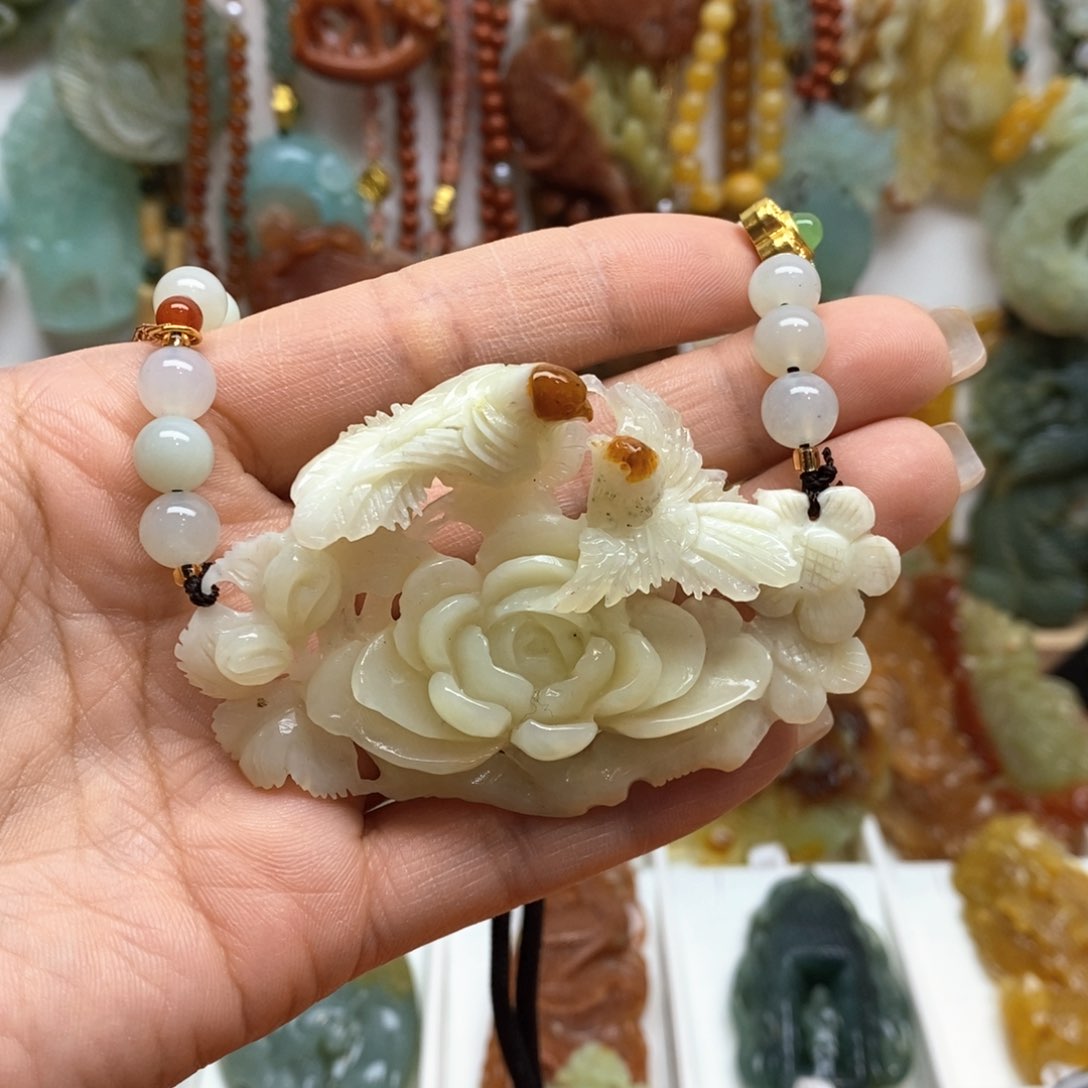 蛇纹石玉颈饰未镶嵌