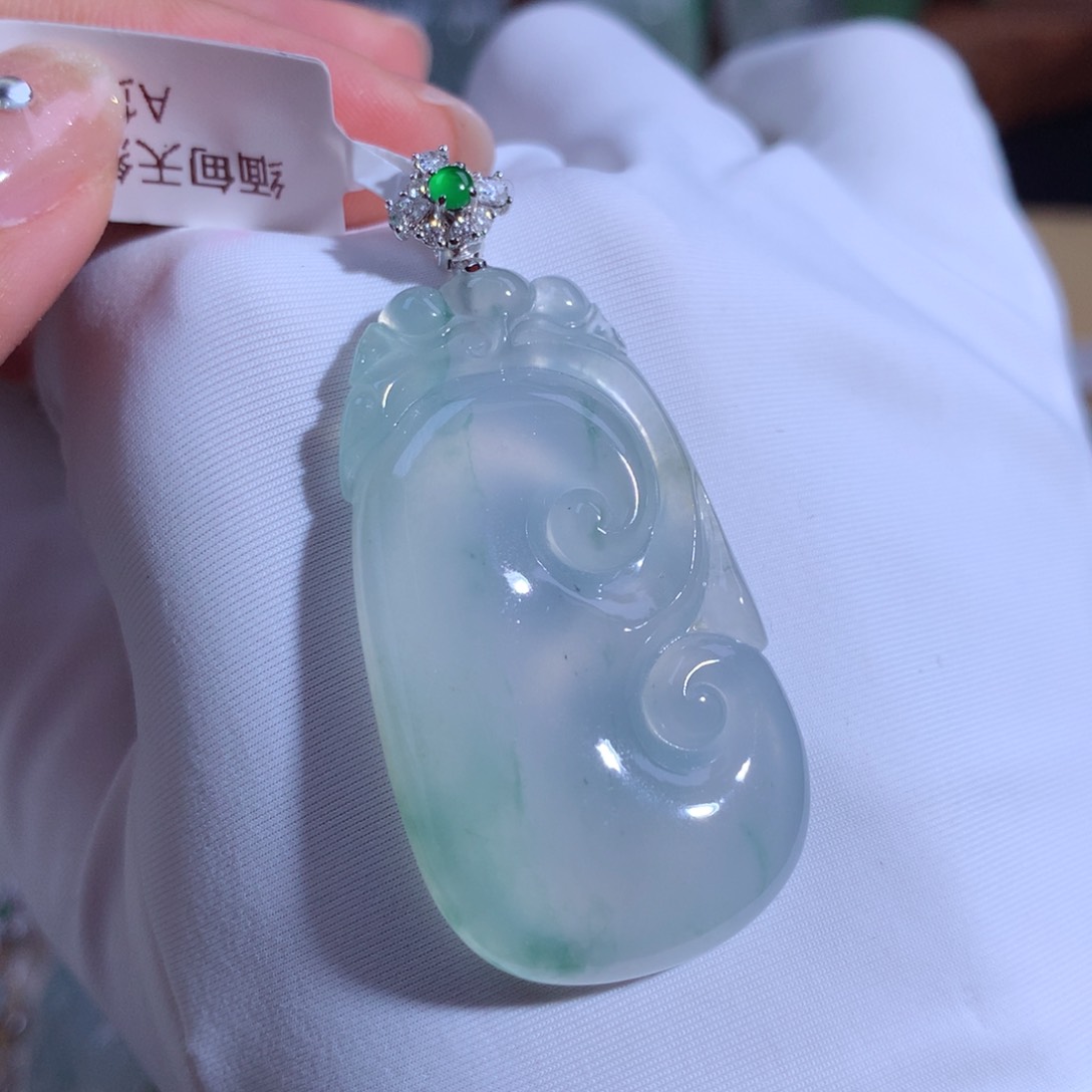 翡翠颈饰18K金镶嵌如意