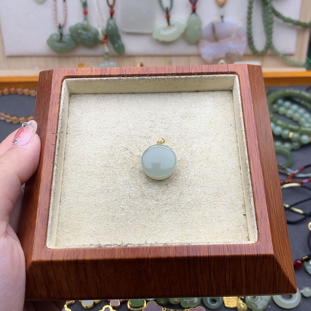 和田玉吊坠(不含链)18K金镶嵌