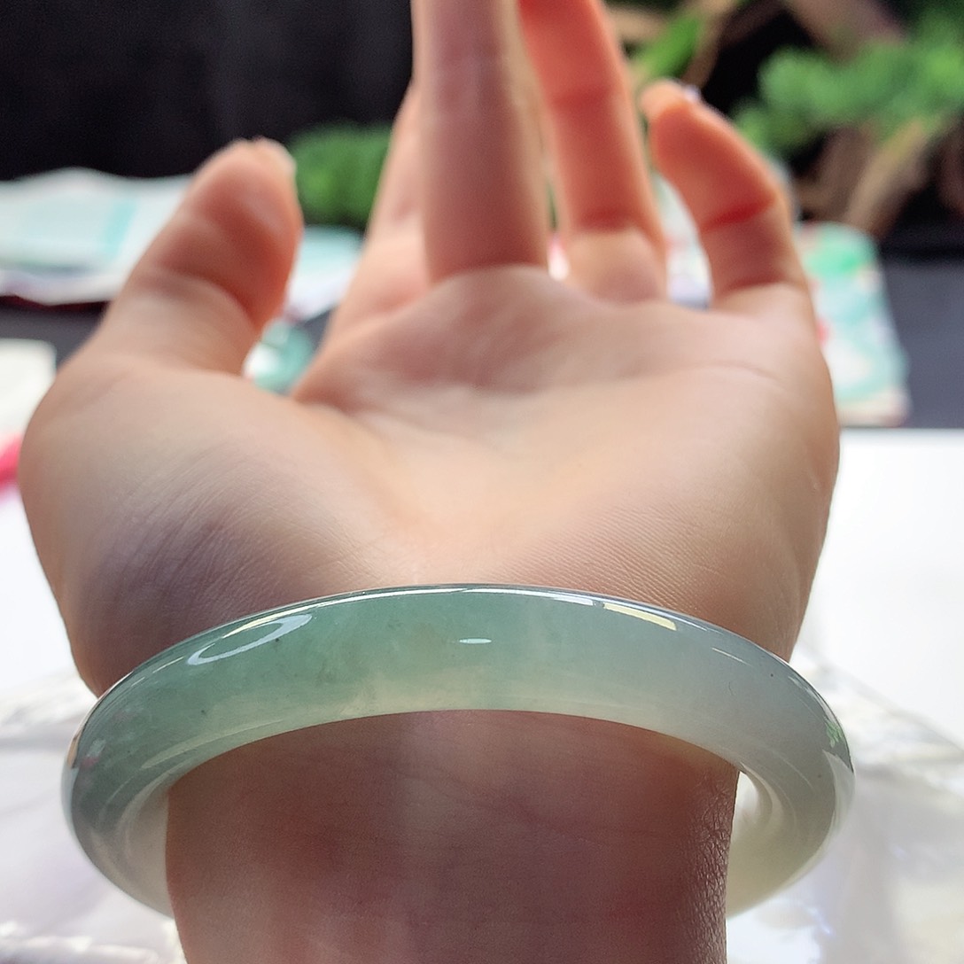 翡翠手镯未镶嵌天然翡翠53-54美人条晴绿渐变半水半山古典款