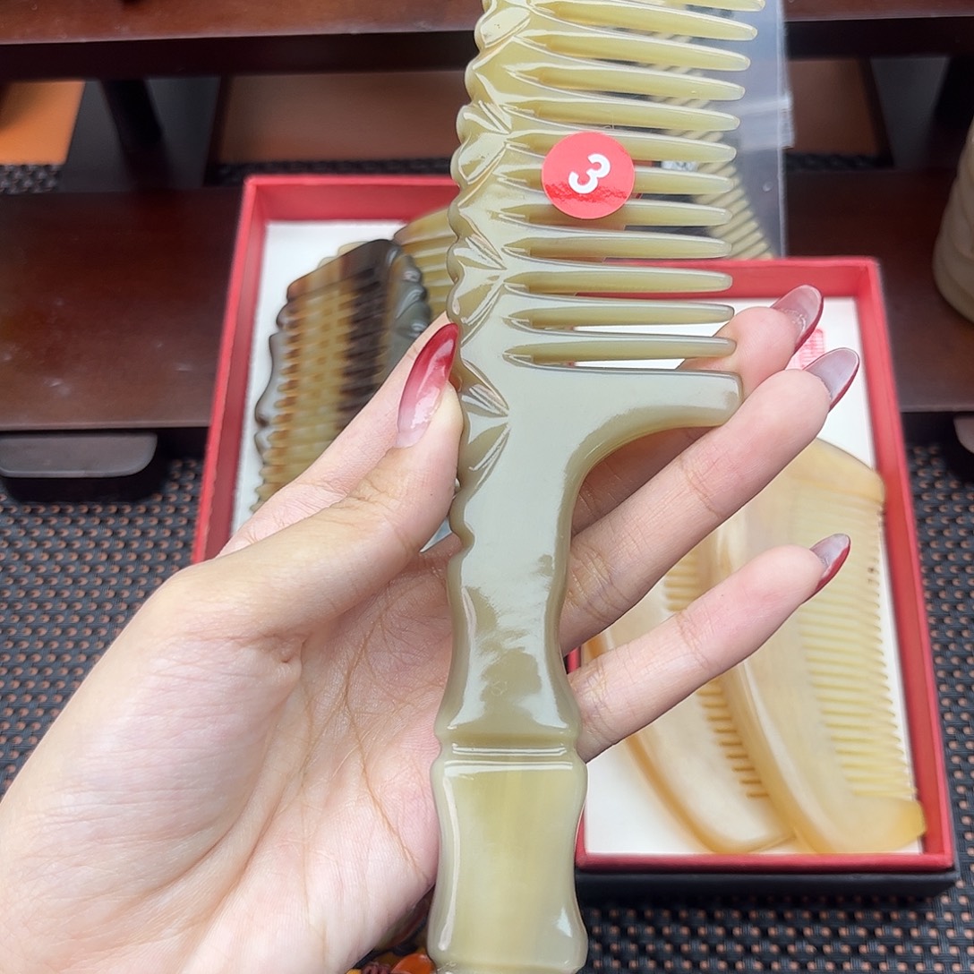 椒***子纯手工制作纯牛角梳子