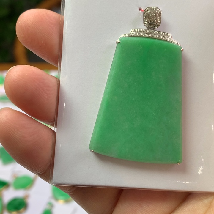 翡翠18K金镶嵌颈饰翡翠翡翠吊坠