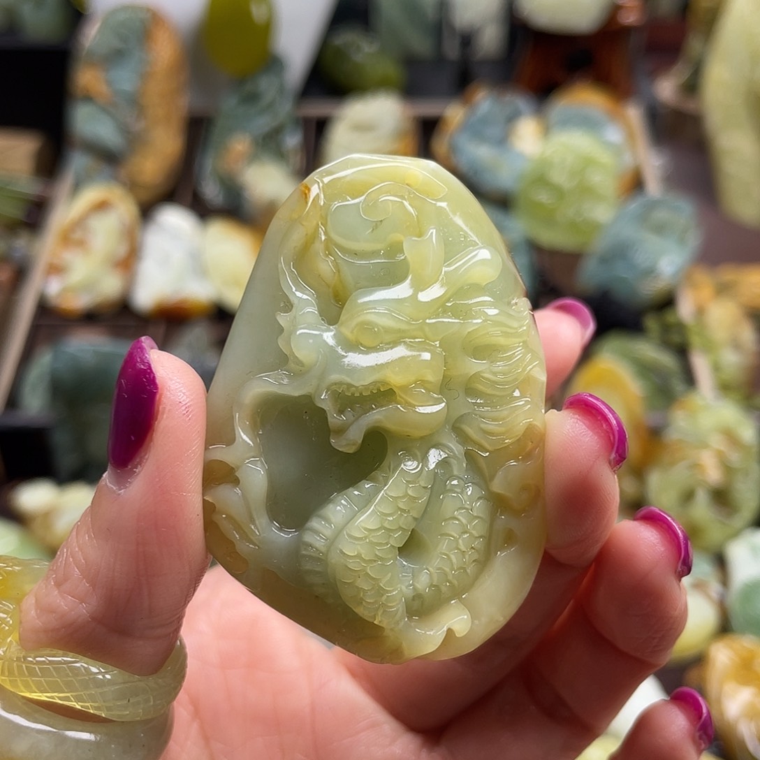 蛇纹石玉颈饰未镶嵌花玉兰俏色龙