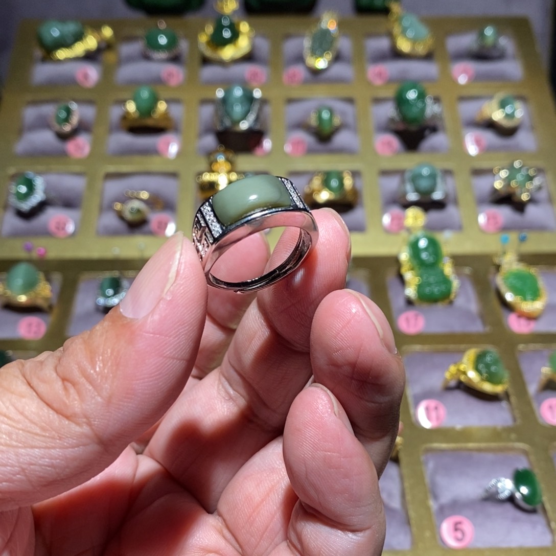 未镶嵌戒指和田玉（碧玉）