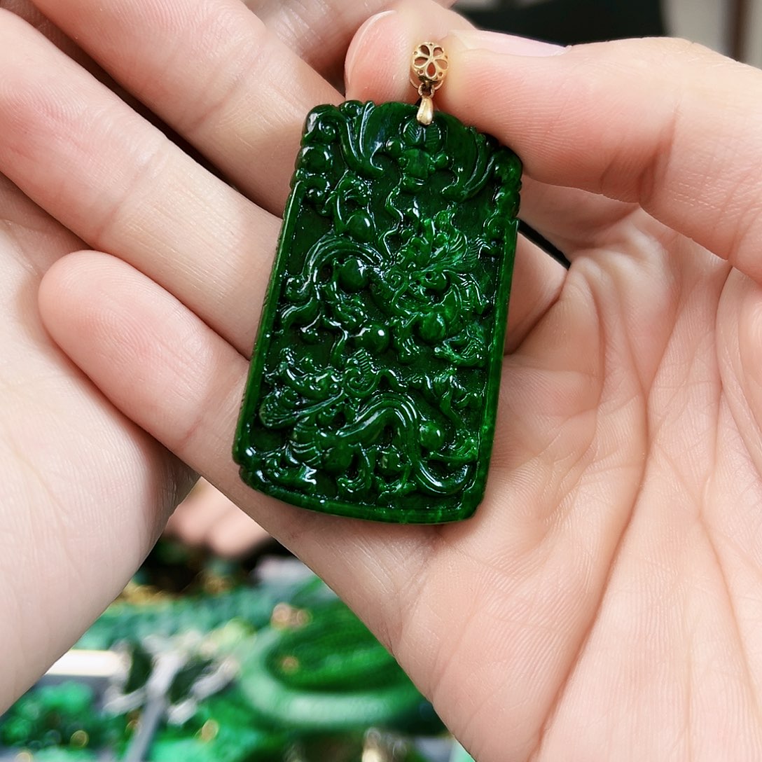 翡翠颈饰18K金镶嵌吊坠